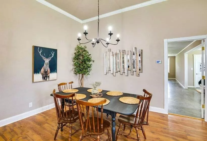 Charming Oklahoma Escape Near Beaches & Golfing!