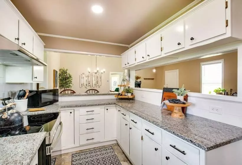 Charming Oklahoma Escape Near Beaches & Golfing!