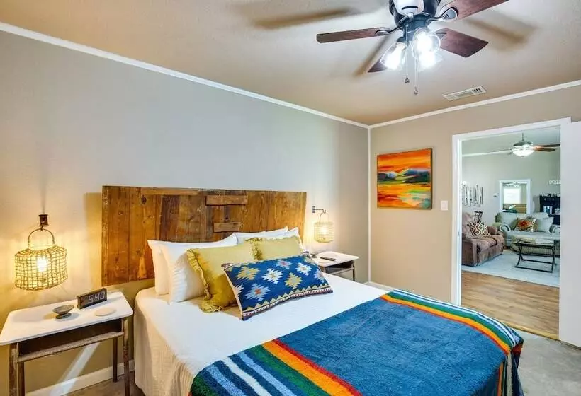 Charming Oklahoma Escape Near Beaches & Golfing!