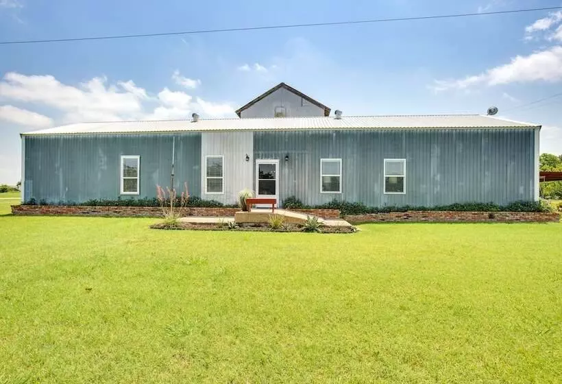 Charming Oklahoma Escape Near Beaches & Golfing!