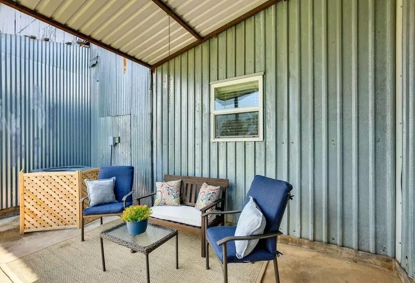 Charming Oklahoma Escape Near Beaches & Golfing!