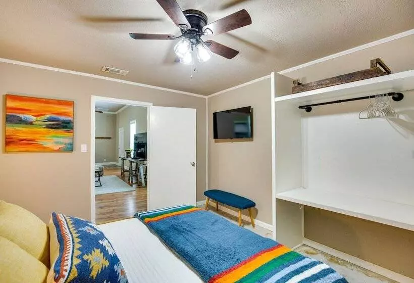 Charming Oklahoma Escape Near Beaches & Golfing!