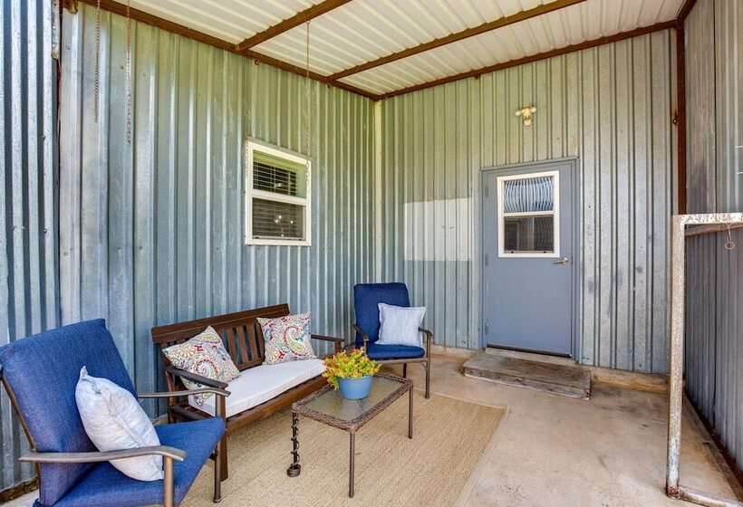 Charming Oklahoma Escape Near Beaches & Golfing!