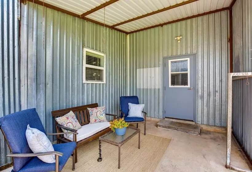 Charming Oklahoma Escape Near Beaches & Golfing!
