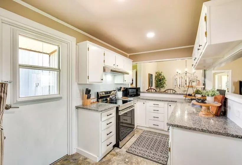 Charming Oklahoma Escape Near Beaches & Golfing!