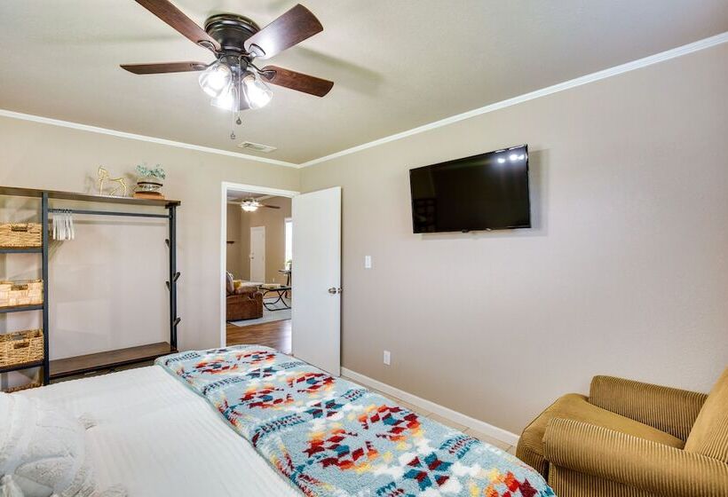 Charming Oklahoma Escape Near Beaches & Golfing!