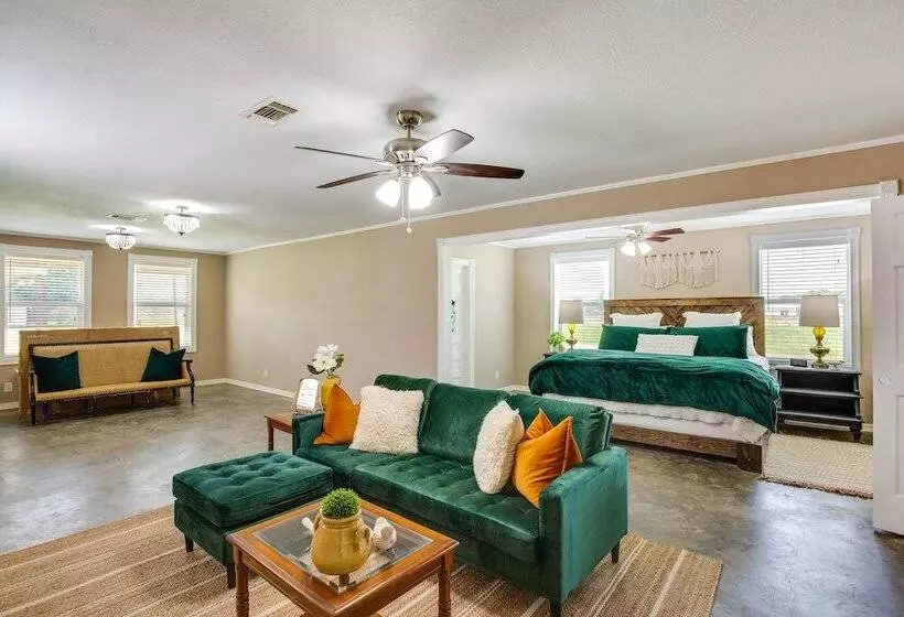 Charming Oklahoma Escape Near Beaches & Golfing!