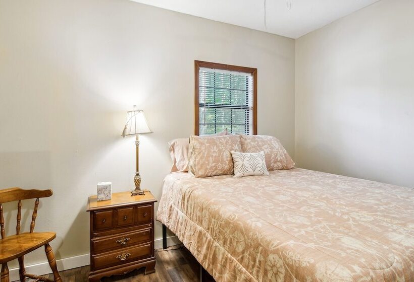 Charming Pocahontas Escape Near Historic Downtown!