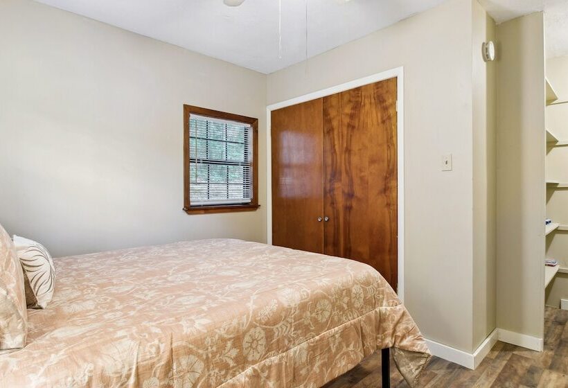 Charming Pocahontas Escape Near Historic Downtown!