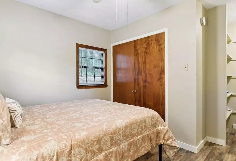 Charming Pocahontas Escape Near Historic Downtown!