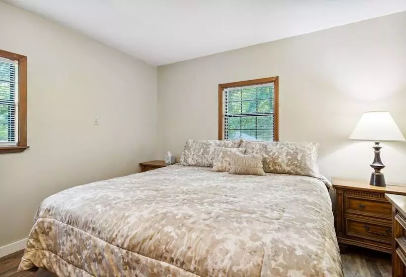 Charming Pocahontas Escape Near Historic Downtown!