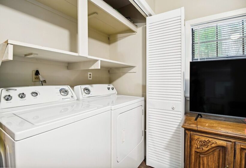 Charming Pocahontas Escape Near Historic Downtown!