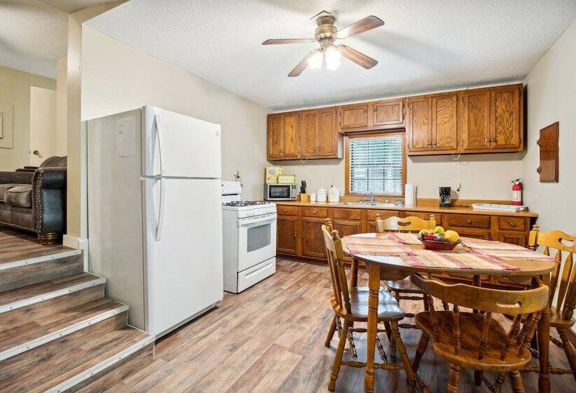 Charming Pocahontas Escape Near Historic Downtown!