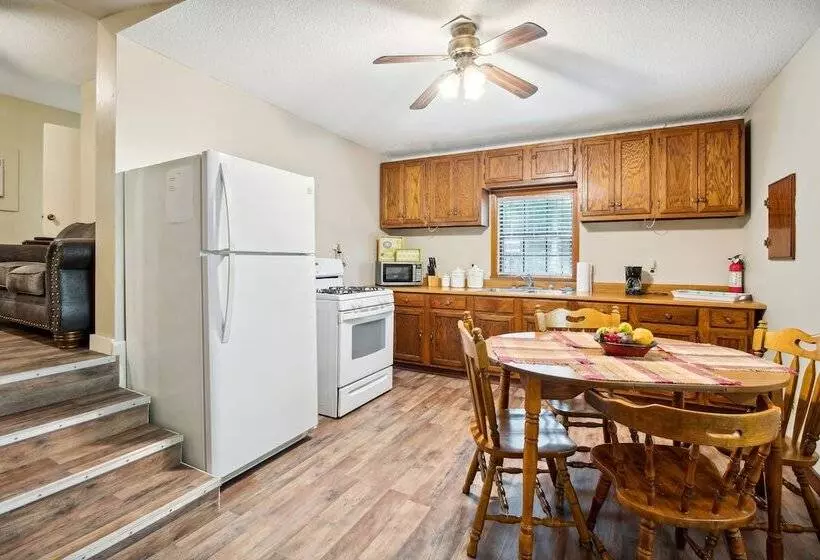 Charming Pocahontas Escape Near Historic Downtown!