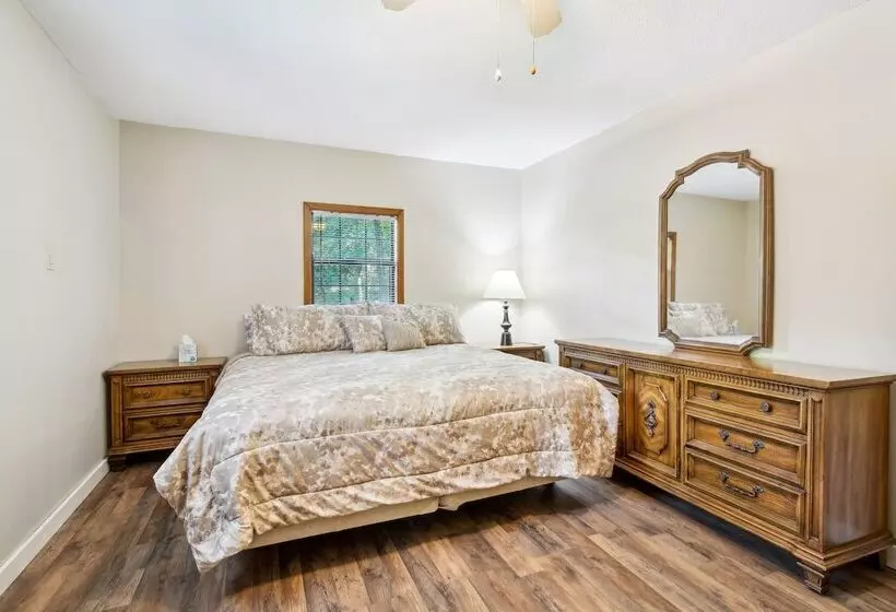 Charming Pocahontas Escape Near Historic Downtown!