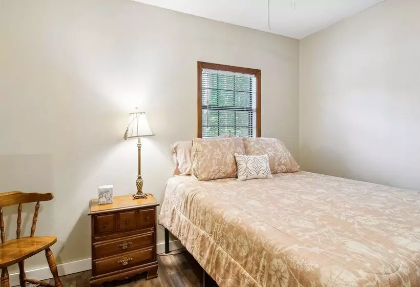 Charming Pocahontas Escape Near Historic Downtown!