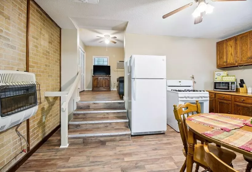 Charming Pocahontas Escape Near Historic Downtown!