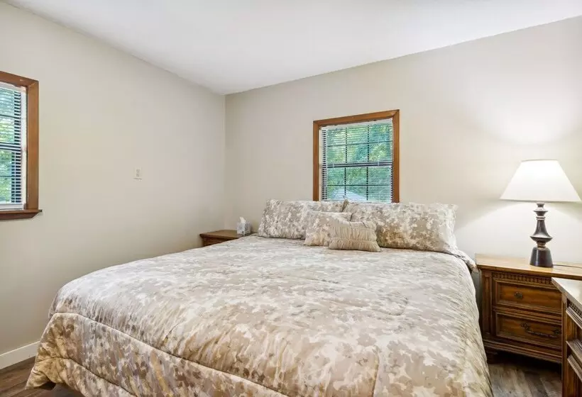 Charming Pocahontas Escape Near Historic Downtown!