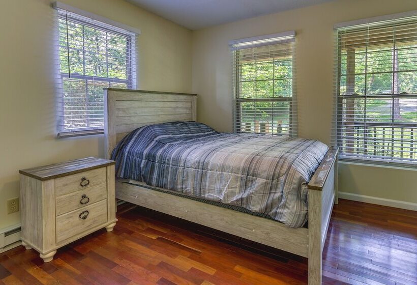 Cozy Bainbridge Retreat W/ Fireplace + Deck!