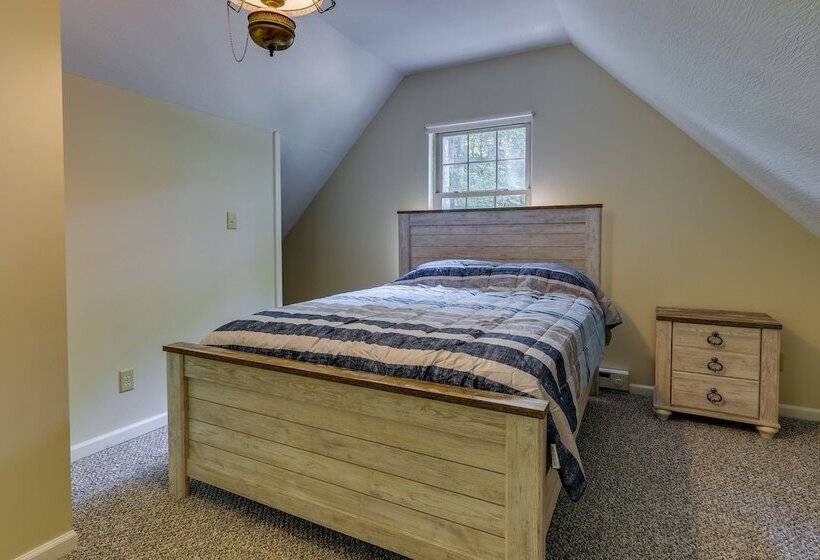 Cozy Bainbridge Retreat W/ Fireplace + Deck!