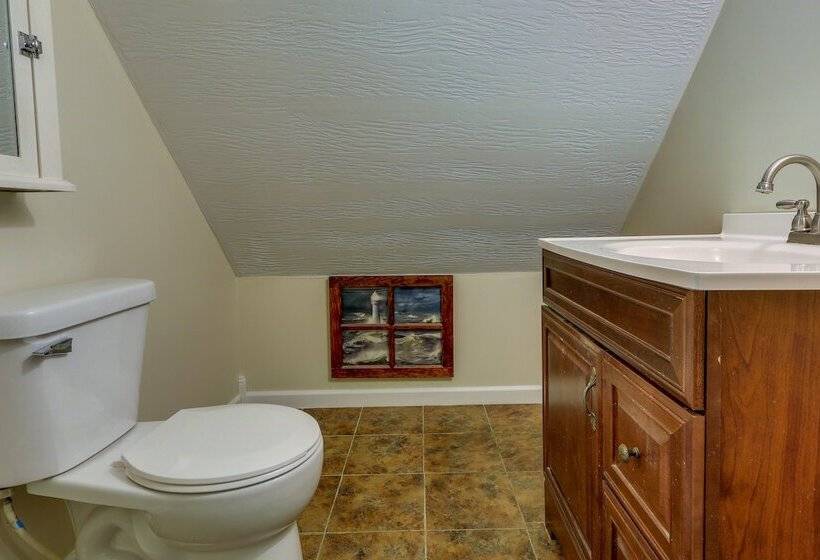 Cozy Bainbridge Retreat W/ Fireplace + Deck!