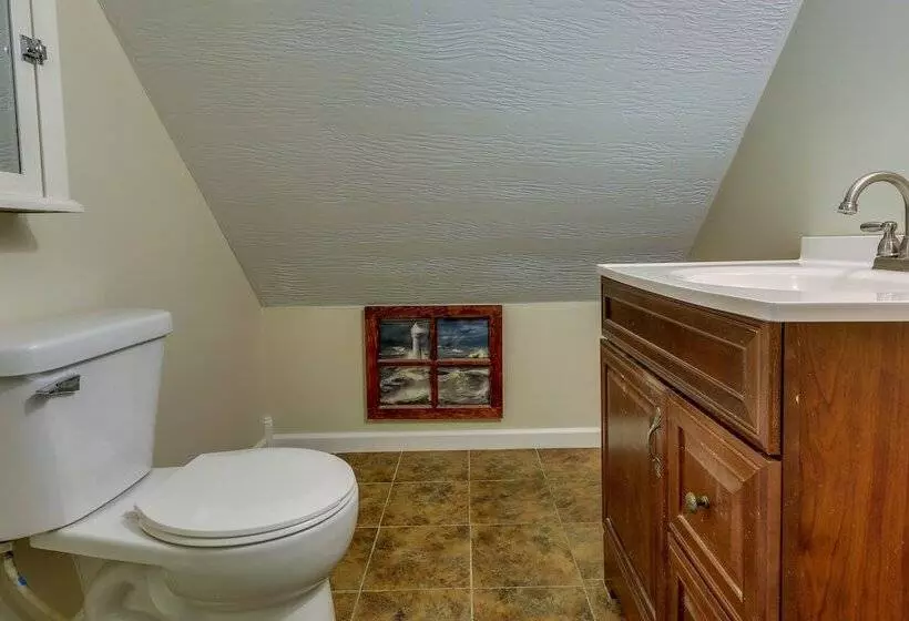 Cozy Bainbridge Retreat W/ Fireplace + Deck!