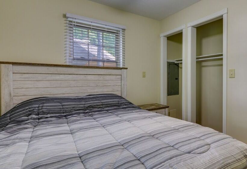 Cozy Bainbridge Retreat W/ Fireplace + Deck!