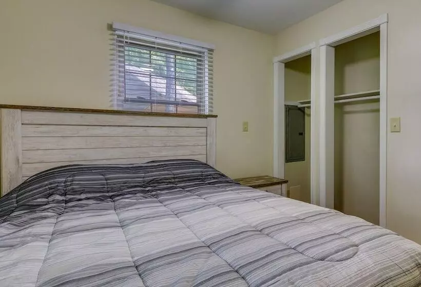 Cozy Bainbridge Retreat W/ Fireplace + Deck!