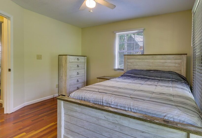 Cozy Bainbridge Retreat W/ Fireplace + Deck!