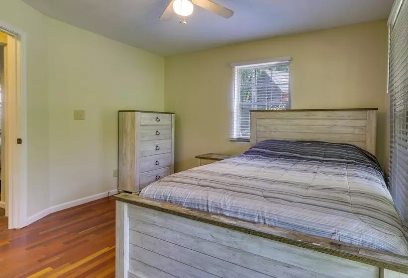 Cozy Bainbridge Retreat W/ Fireplace + Deck!