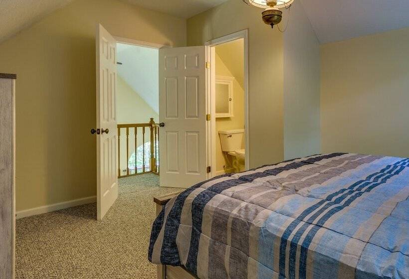 Cozy Bainbridge Retreat W/ Fireplace + Deck!