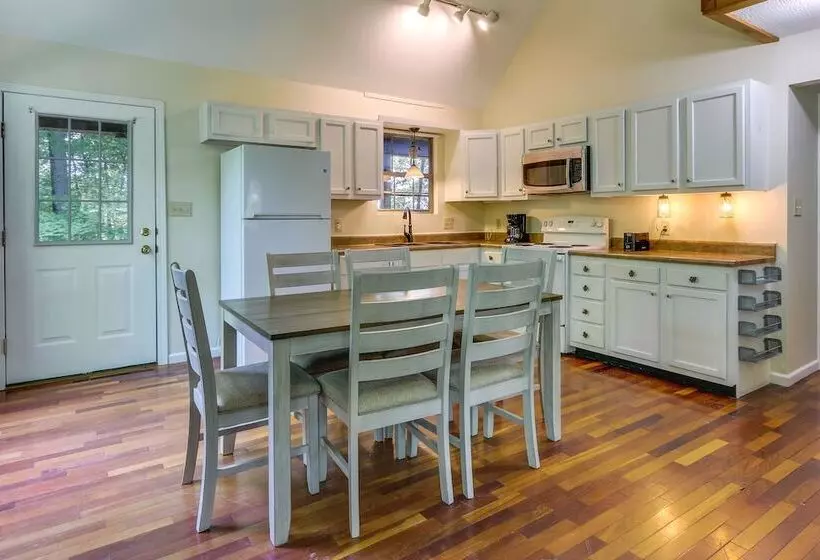 Cozy Bainbridge Retreat W/ Fireplace + Deck!