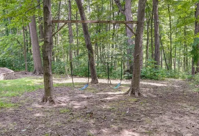 Cozy Bainbridge Retreat W/ Fireplace + Deck!