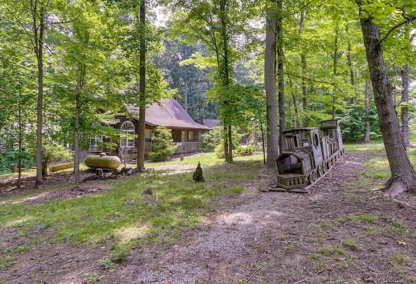Cozy Bainbridge Retreat W/ Fireplace + Deck!