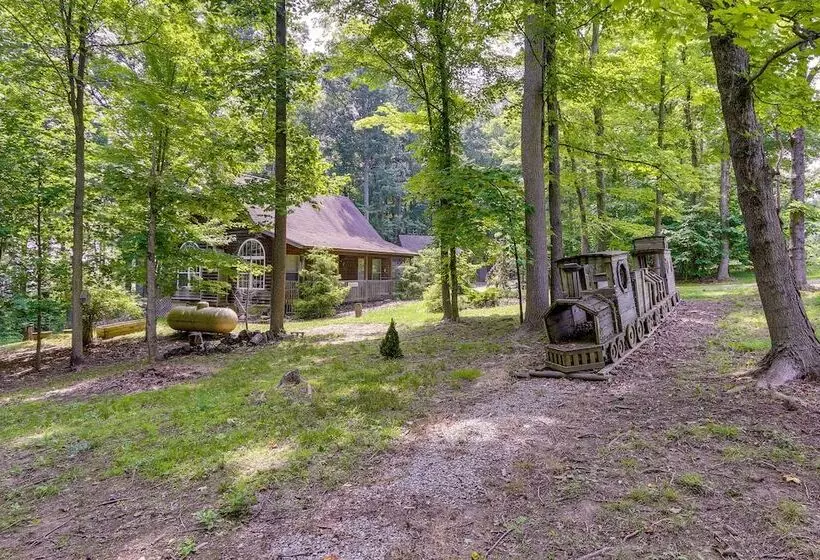 Cozy Bainbridge Retreat W/ Fireplace + Deck!