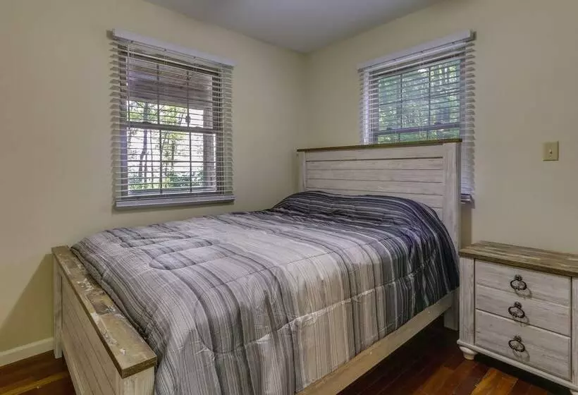 Cozy Bainbridge Retreat W/ Fireplace + Deck!