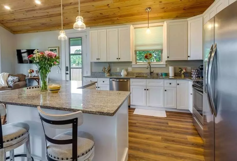 Escape To Nature: Lakefront Jay Cottage W/ Views!