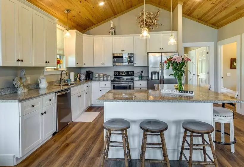 Escape To Nature: Lakefront Jay Cottage W/ Views!