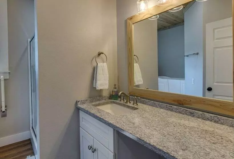 Escape To Nature: Lakefront Jay Cottage W/ Views!