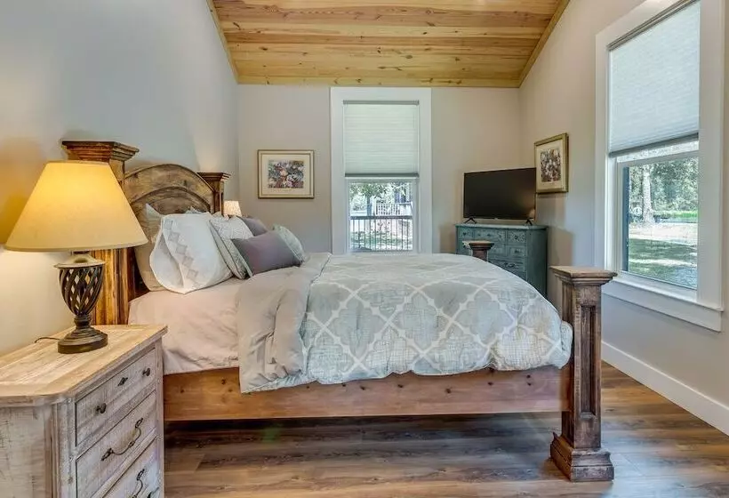 Escape To Nature: Lakefront Jay Cottage W/ Views!