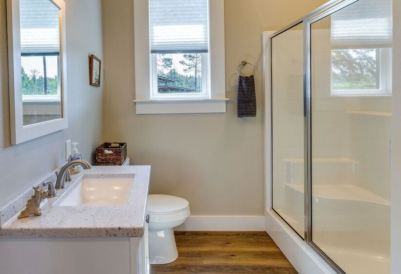 Escape To Nature: Lakefront Jay Cottage W/ Views!