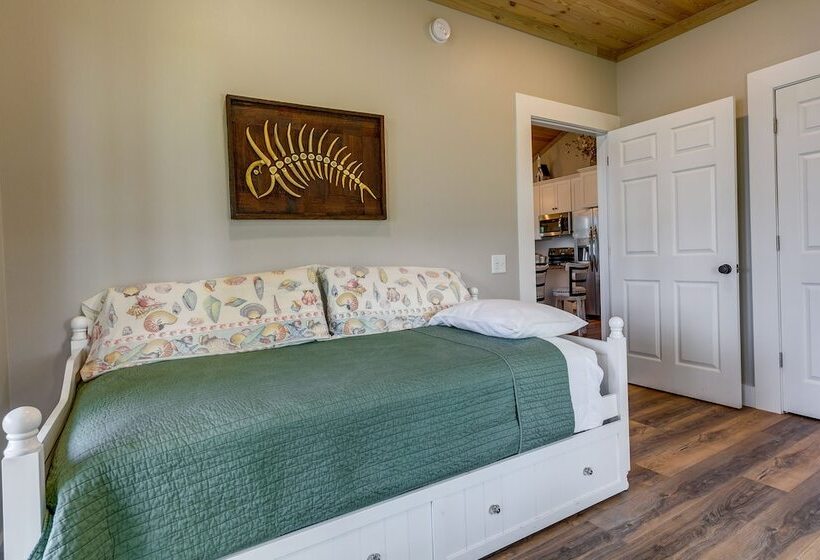 Escape To Nature: Lakefront Jay Cottage W/ Views!