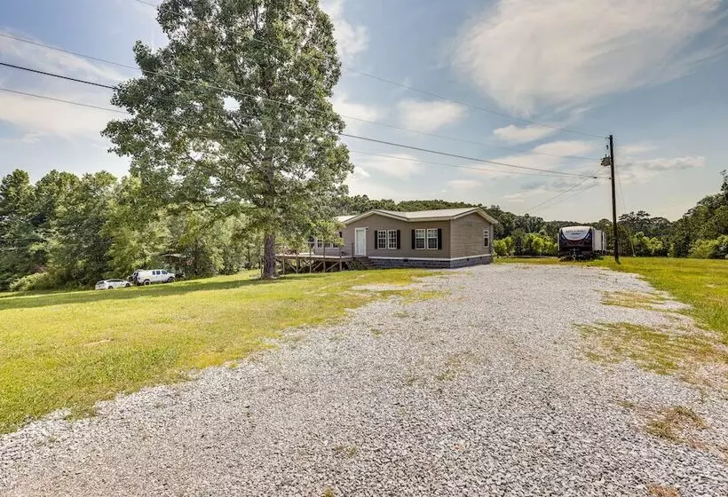 Jacksonville Home W/ Deck   30 Mi To Talladega!