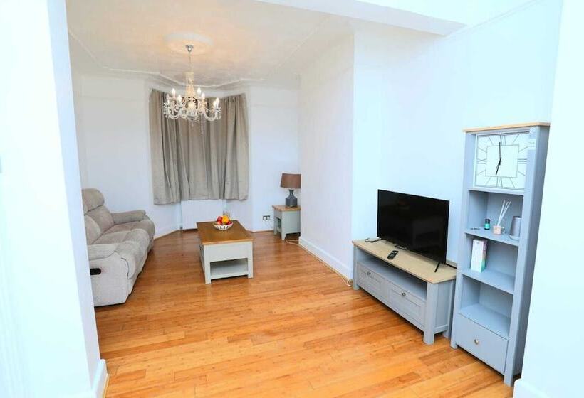 Резиденция Impeccable 3 Bed House In Plumstead, London
