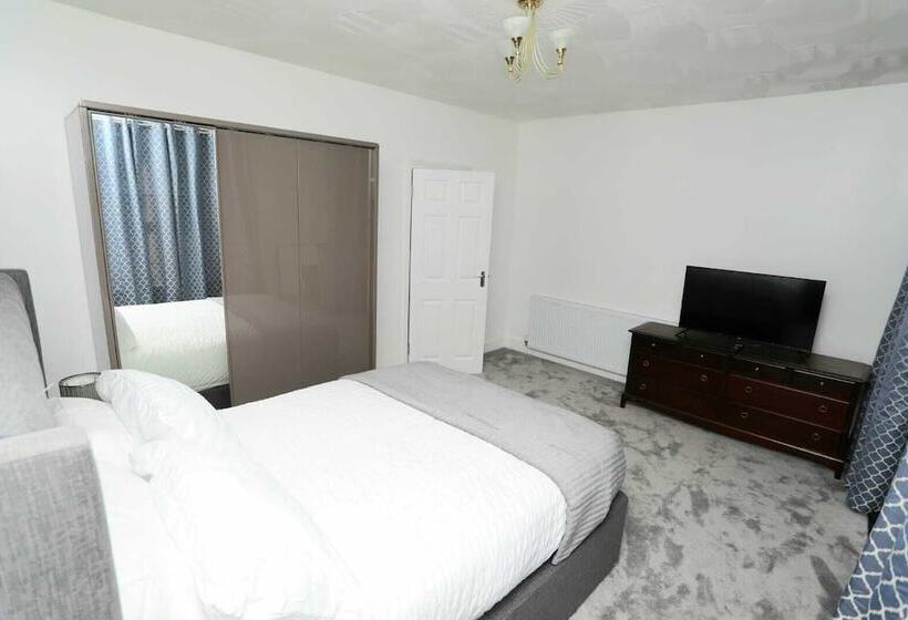 Резиденция Impeccable 3 Bed House In Plumstead, London