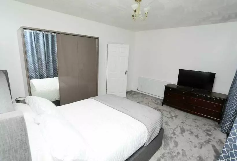 Residenssi Impeccable 3 Bed House In Plumstead, London