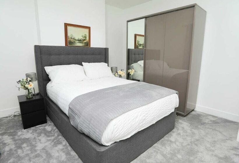 Резиденция Impeccable 3 Bed House In Plumstead, London