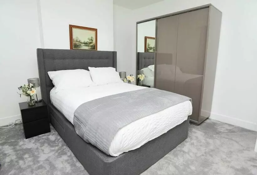 Residenssi Impeccable 3 Bed House In Plumstead, London