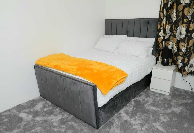 Резиденция Impeccable 3 Bed House In Plumstead, London