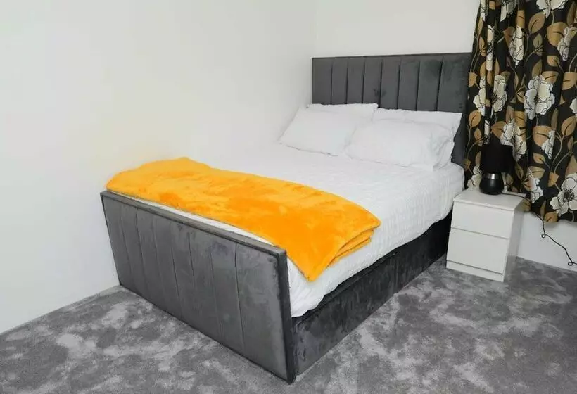 Residenssi Impeccable 3 Bed House In Plumstead, London